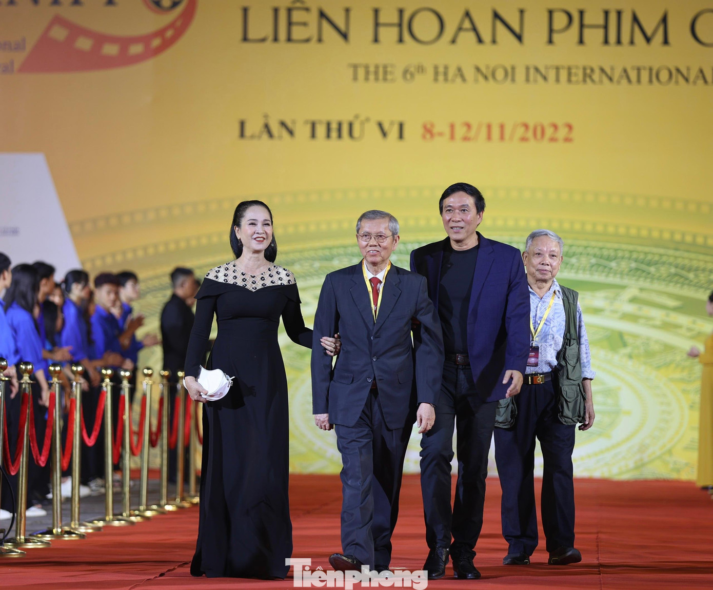 Ông Lưu Trọng Hồng - Nguyên Cục trưởng Cục Điện ảnh cùng vợ chồng NSND Lan Hương và NSƯT Đỗ Kỷ trên thảm đỏ. NSND Lan Hương cho biết hai năm vừa qua các đoàn làm phim gặp nhiều khó khăn do ảnh hưởng của đại dịch COVID-19. Chị bày tỏ sự tin tưởng với lớp đạo diễn trẻ, cho rằng các đạo diễn trẻ ngày càng mạnh dạn, táo bạo và sáng tạo để nền điện ảnh Việt Nam sánh ngang các nước trong khu vực và thế giới. Ảnh: Như Ý.