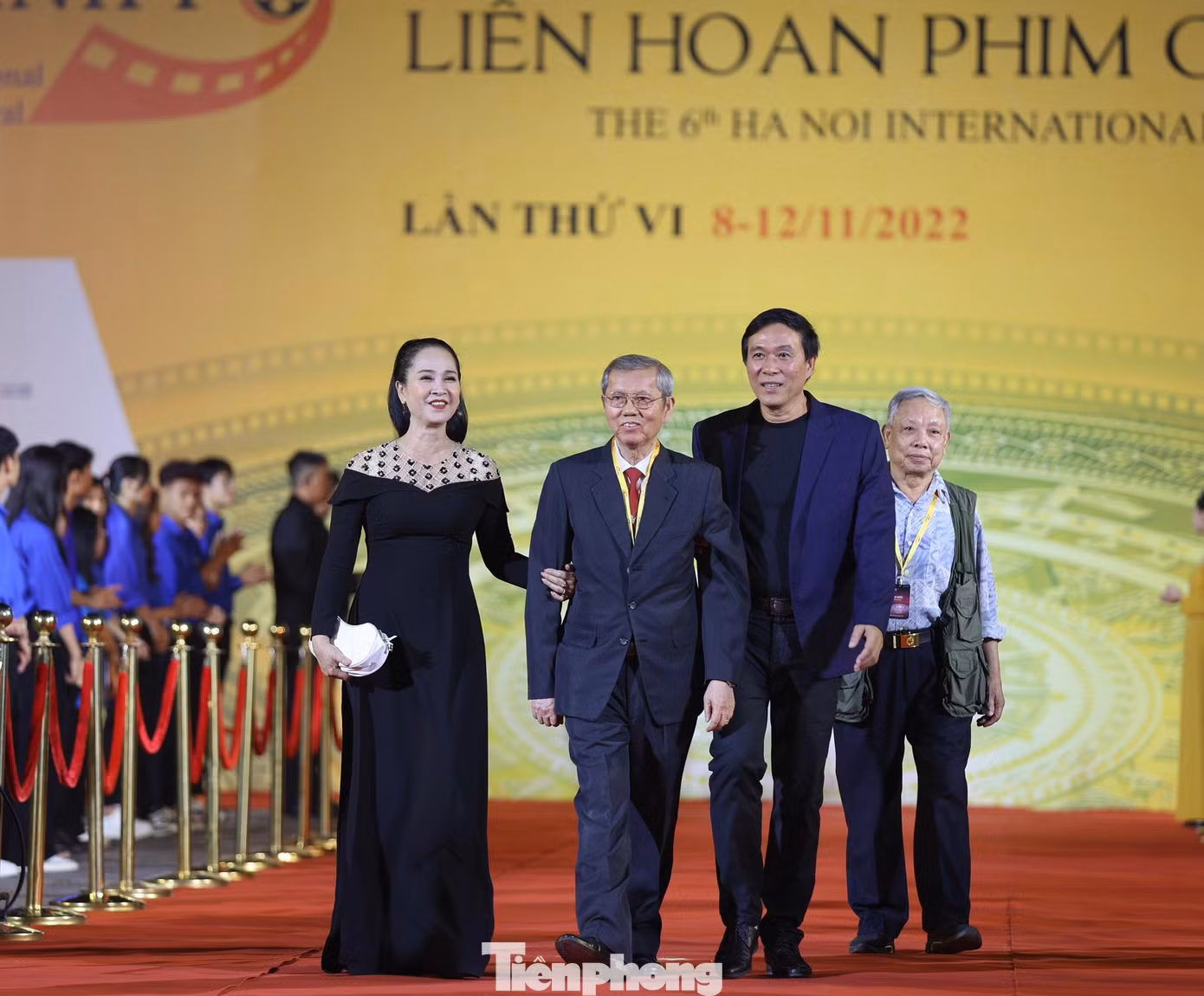 Ông Lưu Trọng Hồng - Nguyên Cục trưởng Cục Điện ảnh cùng vợ chồng NSND Lan Hương và NSƯT Đỗ Kỷ trên thảm đỏ. NSND Lan Hương cho biết hai năm vừa qua các đoàn làm phim gặp nhiều khó khăn do ảnh hưởng của đại dịch COVID-19. Chị bày tỏ sự tin tưởng với lớp đạo diễn trẻ, cho rằng các đạo diễn trẻ ngày càng mạnh dạn, táo bạo và sáng tạo để nền điện ảnh Việt Nam sánh ngang các nước trong khu vực và thế giới. Ảnh: Như Ý.