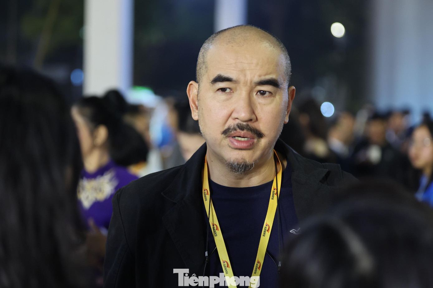 Anh khẳng định Liên hoan phim quốc tế Hà Nội 2022 là sự kiện nghệ thuật có quy mô lớn được tổ chức sau dịch COVID -19. Ngoài ý nghĩa nghệ thuật và tính chuyên môn, liên hoan phim lần này cho bạn bè quốc tế thấy hình ảnh của một Việt Nam an toàn, thân thiện. Đạo diễn Thạc Chuyên vừa trở về từ Liên hoan phim Quốc tế Tokyo. Phim Tro tàn rực rỡ của anh được sắp xếp công chiếu trong khuôn khổ liên hoan phim ngay sau đêm khai mạc. Đây cũng là buổi ra mắt toàn cầu đầu tiên của tác phẩm này. Ảnh: Như Ý.