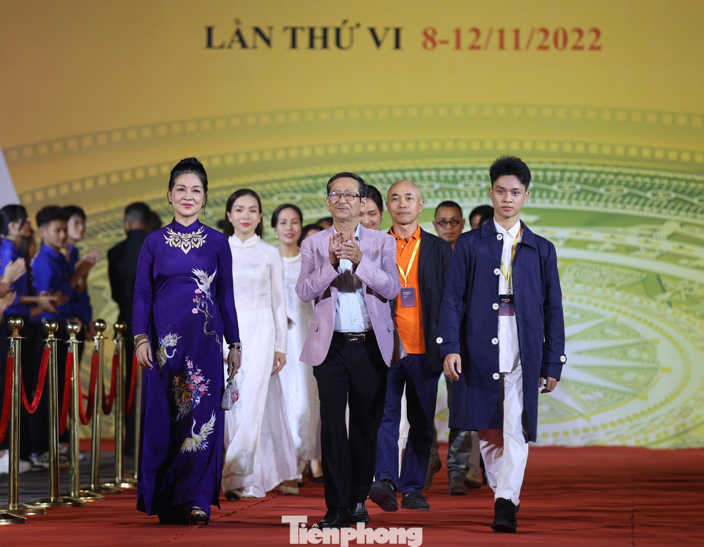 NSƯT Minh Phương (trái), nghệ sĩ Hoàng Huy và dàn diễn phim Hoa nhài. Bộ phim của đạo diễn NSND Đặng Nhật Minh là đại diện Việt Nam duy nhất tranh giải tại hạng mục Phim dài dự thi của HANIFF. Ảnh: Như Ý.