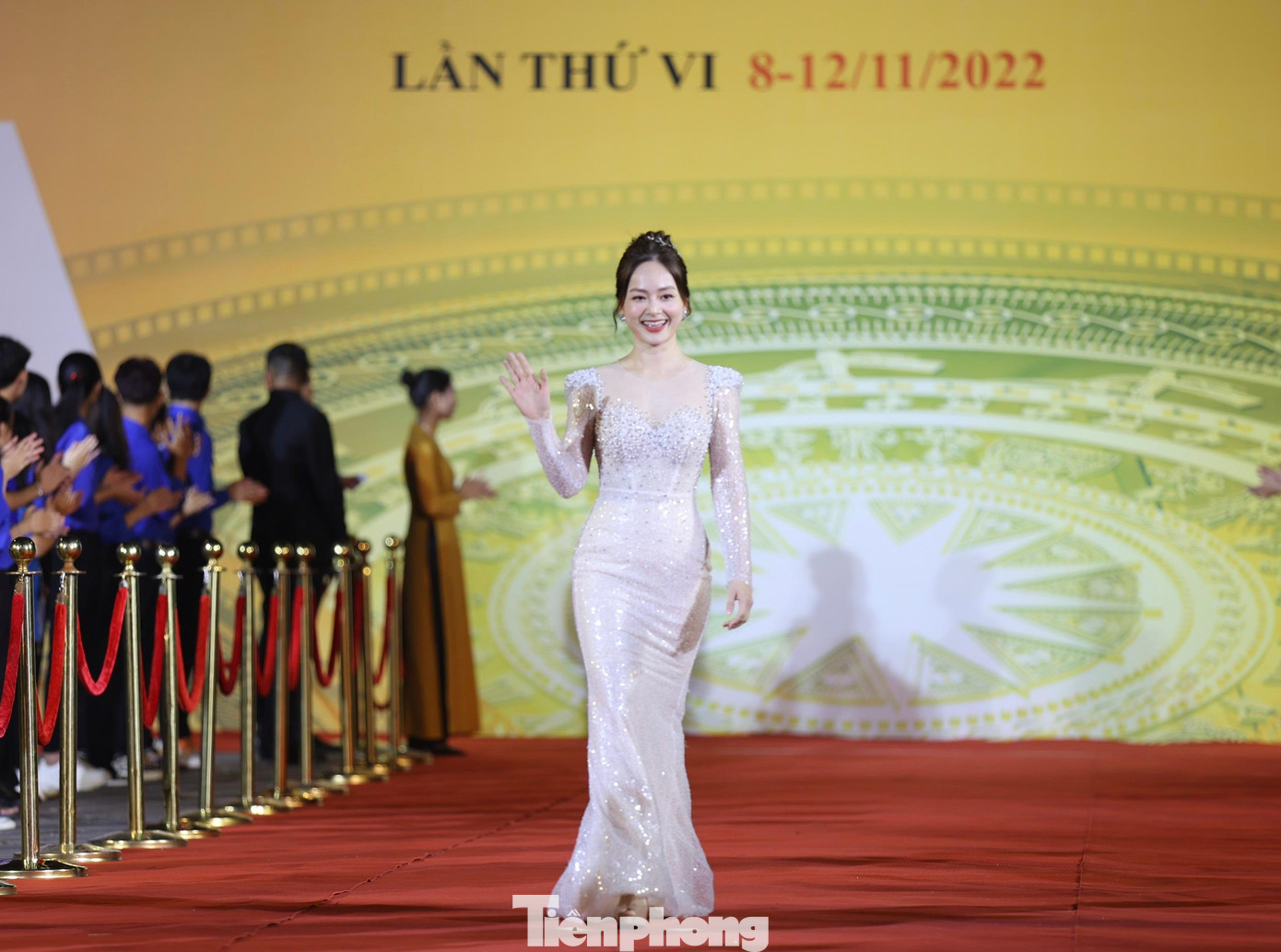 Diễn viên Lan Phương xuất hiện lộng lẫy tại thảm đỏ Liên hoan phim quốc tế Hà Nội lần thứ 6. Ảnh: Như Ý