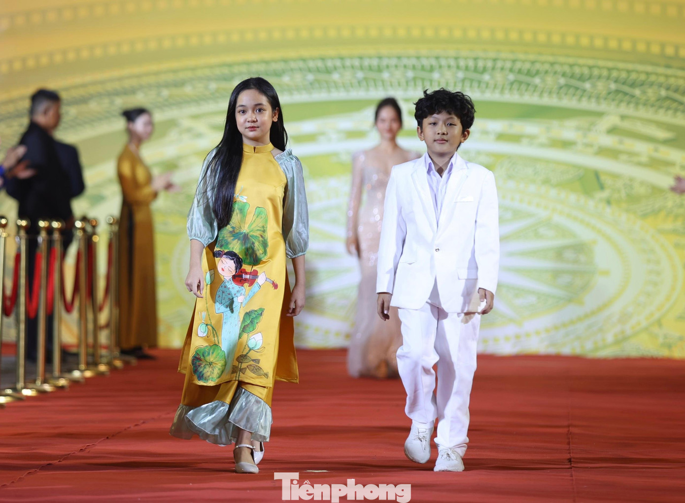 Diễn viên nhí Chu Diệp Anh và Trường Phú lần đầu tham dự liên hoan phim quốc tế. Hai diễn viên đóng chính trong bộ phim Maika - Cô bé đến từ hành tinh khác khởi chiếu cuối tháng 5 vừa qua. Phim sẽ được công chiếu trong chương trình chiếu phim ngoài trời thuộc khuôn khổ Liên hoan phim quốc tế Hà Nội 2022. Ảnh: Như Ý.