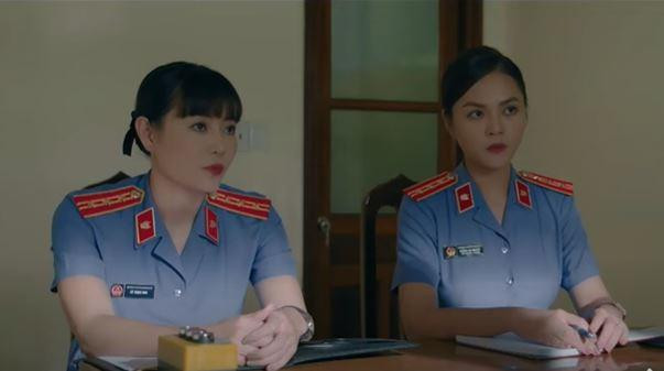 Nguyệt (Thu Quỳnh) và Mai (Thanh Hương) lấy lời khai của ông Tráng. Ảnh: CMH. Nguyệt (Thu Quỳnh) và Mai (Thanh Hương) lấy lời khai của ông Tráng. Ảnh: CMH.