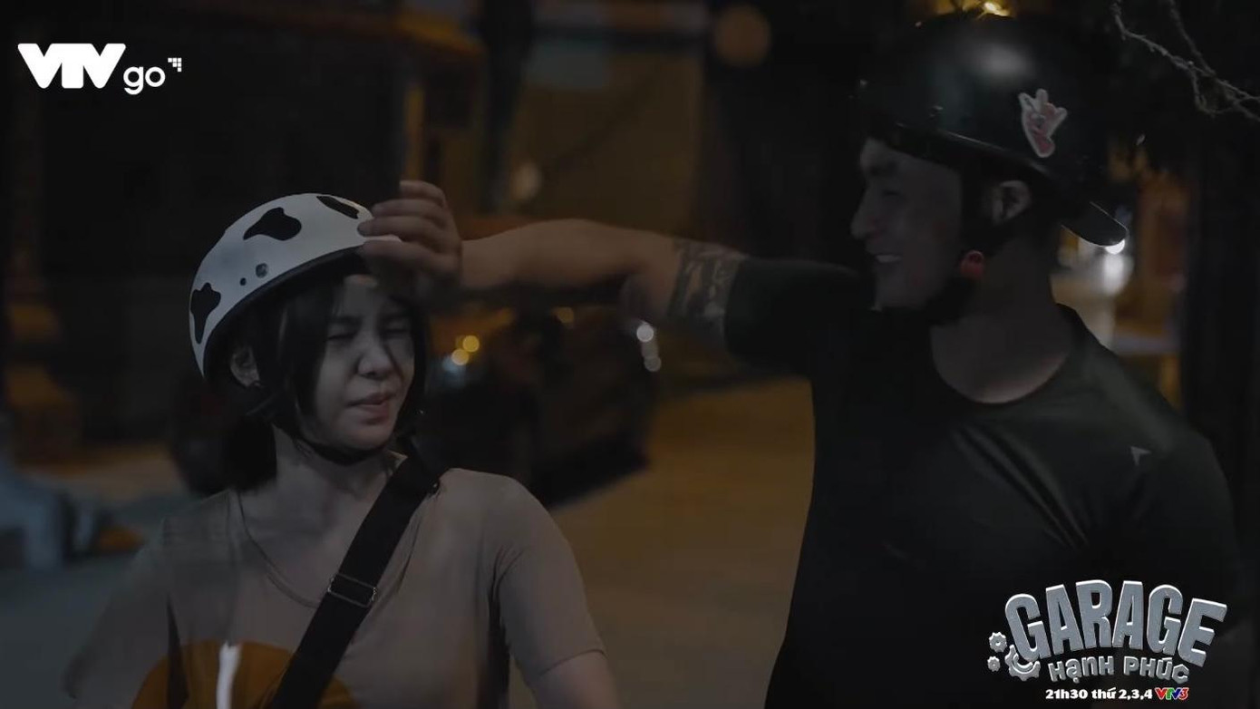 Trung (Duy Hưng) lau mồ hôi trên trán Sơn Ca (Quỳnh Kool) Trung (Duy Hưng) lau mồ hôi trên trán Sơn Ca (Quỳnh Kool)