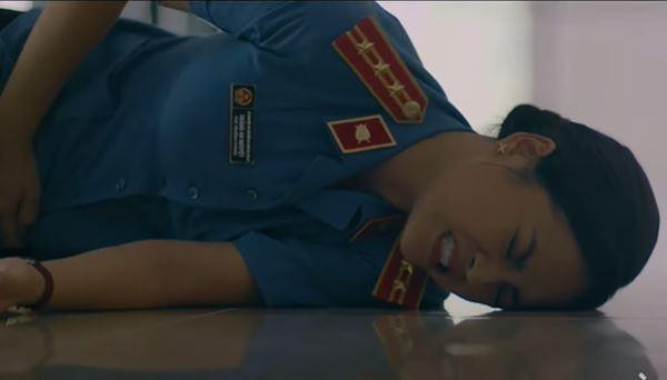 Nguyệt (Thu Quỳnh) ngất xỉu ở hành lang. Ảnh: CMH. Nguyệt (Thu Quỳnh) ngất xỉu ở hành lang. Ảnh: CMH.