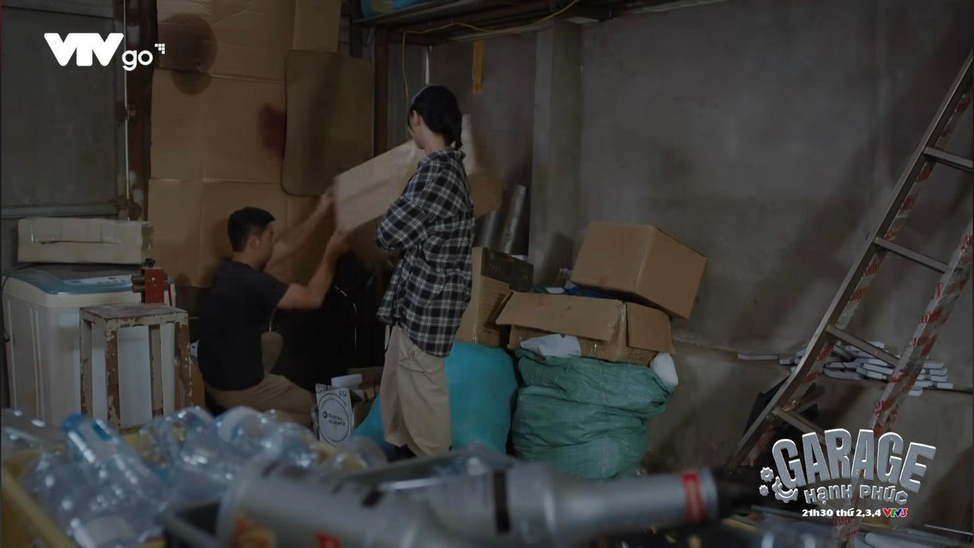 Sơn Ca (Quỳnh Kool) chỉ cho Khải (Bảo Anh) lối đi tắt từ nhà cô đến gara ô tô Sơn Ca (Quỳnh Kool) chỉ cho Khải (Bảo Anh) lối đi tắt từ nhà cô đến gara ô tô