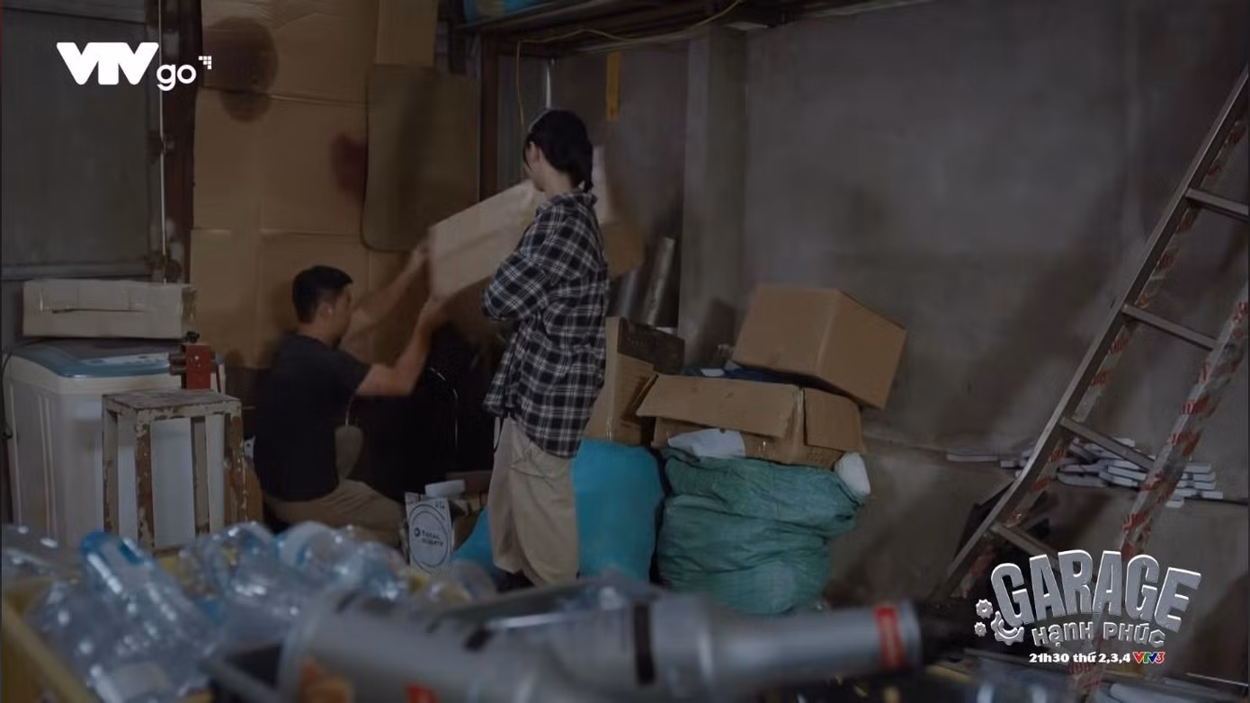 Sơn Ca (Quỳnh Kool) chỉ cho Khải (Bảo Anh) lối đi tắt từ nhà cô đến gara ô tô Sơn Ca (Quỳnh Kool) chỉ cho Khải (Bảo Anh) lối đi tắt từ nhà cô đến gara ô tô