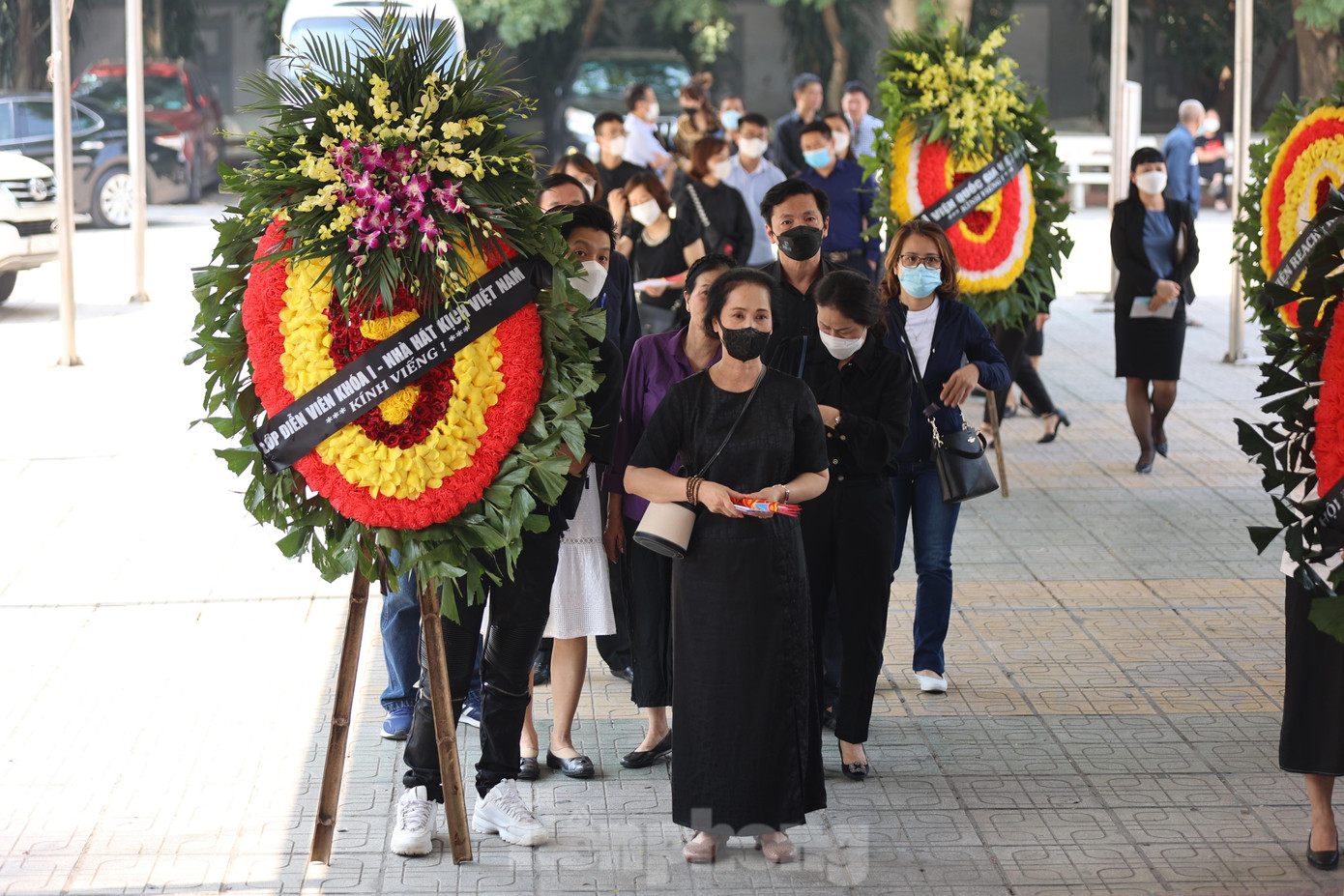 NSND Lan Hương, NSND Trung Anh cùng một số nghệ sĩ thuộc lớp Diễn viên khóa I Nhà hát Kịch Việt Nam tới tiễn đưa NSƯT Hà Văn Trọng. Ảnh: Như Ý. NSND Lan Hương, NSND Trung Anh cùng một số nghệ sĩ thuộc lớp Diễn viên khóa I Nhà hát Kịch Việt Nam tới tiễn đưa NSƯT Hà Văn Trọng. Ảnh: Như Ý.