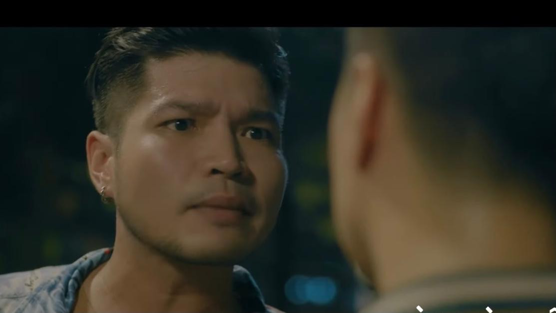 Tân (Mạnh Đạt) hối hận vì khi biết anh rể ngoại tình, anh đã bao che cho Hoàng (Việt Anh). Ảnh: CMH. Tân (Mạnh Đạt) hối hận vì khi biết anh rể ngoại tình, anh đã bao che cho Hoàng (Việt Anh). Ảnh: CMH.