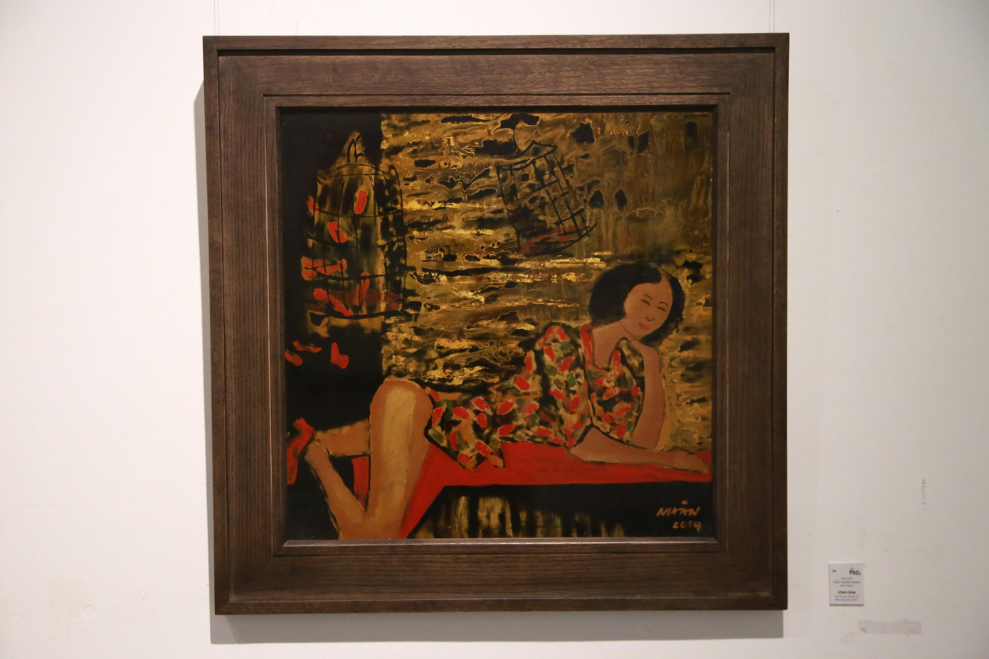 Họa sĩ Ngô Thành Nhân mang đến 31 bức tranh sơn mài sáng tác suốt gần 40 năm làm nghề. Bằng thủ pháp ước lệ trong tranh, họa sĩ vẽ người đẹp với những mảng hình đơn giản nhưng ẩn chứa nỗi niềm trong từng nhân vật. Chất liệu sơn mài sử dụng vàng, bạc, vỏ trứng đỏ, đen, nâu tạo nên một diện mạo mới cho cách vẽ chân dung tranh sơn mài.