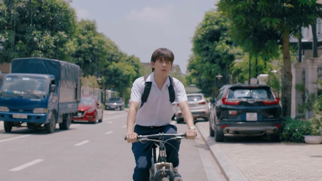 Khang đến nhà cũ để gặp Hoàng. Ảnh: CMH.