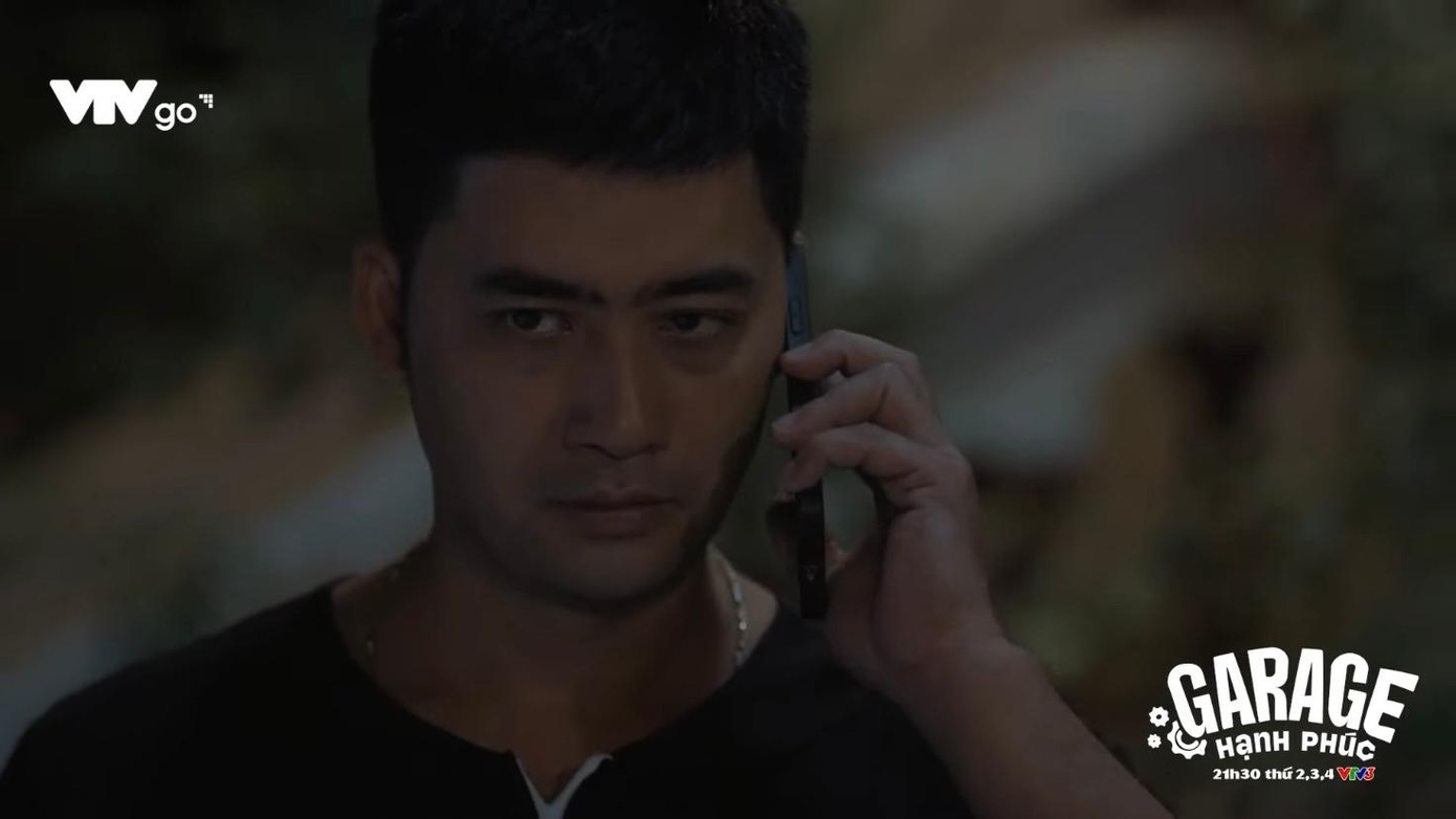 Khải (Bảo Anh) phát hiện điều bất thường và gọi điện cho Sơn Ca (Quỳnh Kool) Khải (Bảo Anh) phát hiện điều bất thường và gọi điện cho Sơn Ca (Quỳnh Kool)