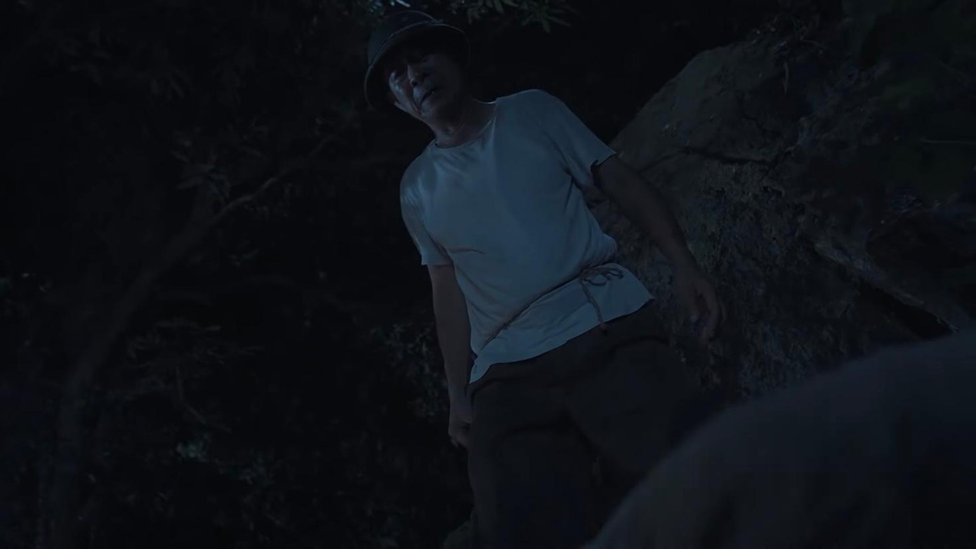 Lão Phi (NSƯT Tạ Minh Thảo) tức giận tát Vân (Ngọc Huyền) khi cô nhắc đến con trai lão. Ảnh: CMH.