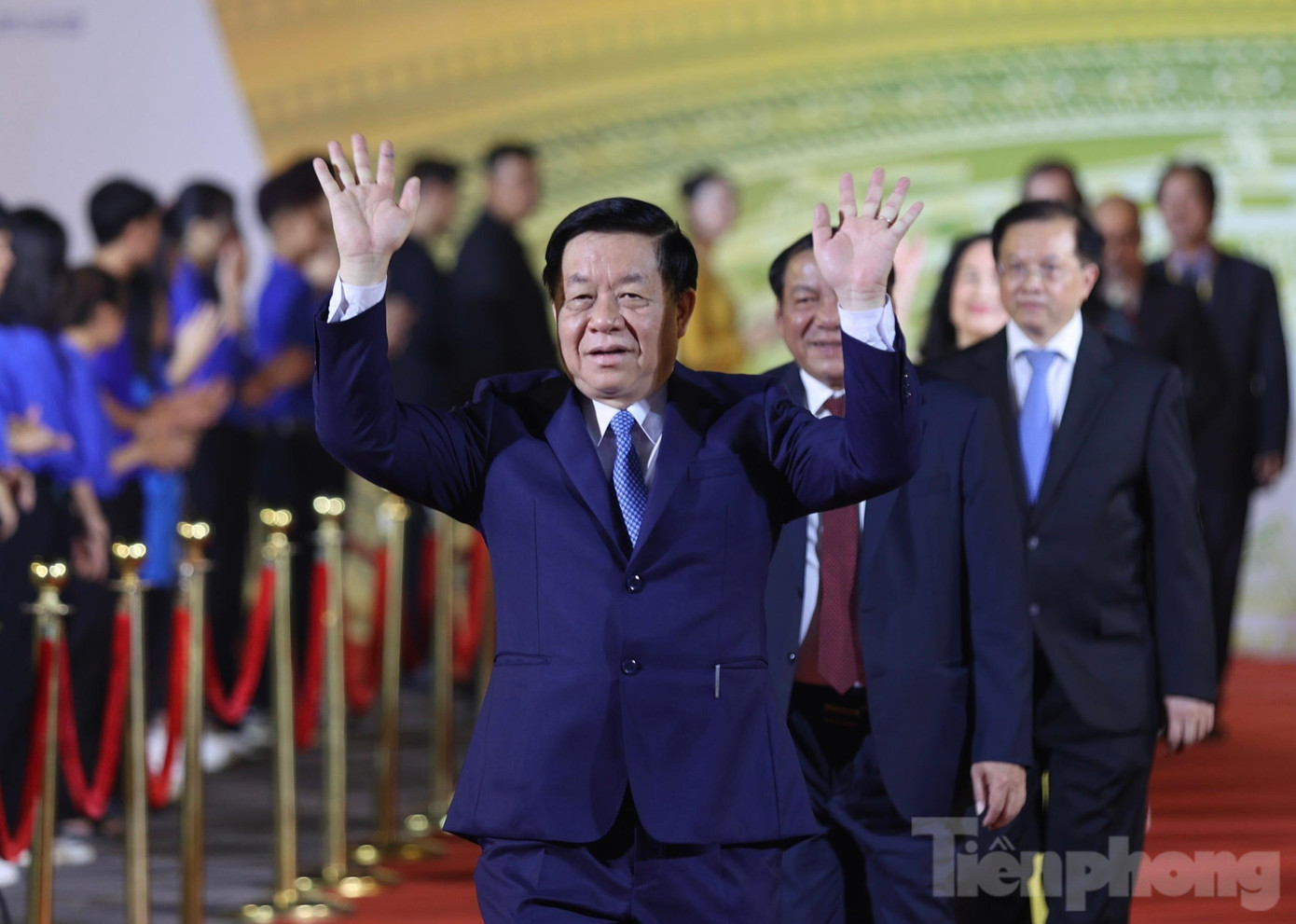 Ông Nguyễn Trọng Nghĩa - Trưởng Ban Tuyên giáo Trung ương - dẫn đầu đoàn đại biểu tham dự Lễ khai mạc Liên hoan phim quốc tế Hà Nội lần thứ 6 - năm 2022. Ảnh: Như Ý.