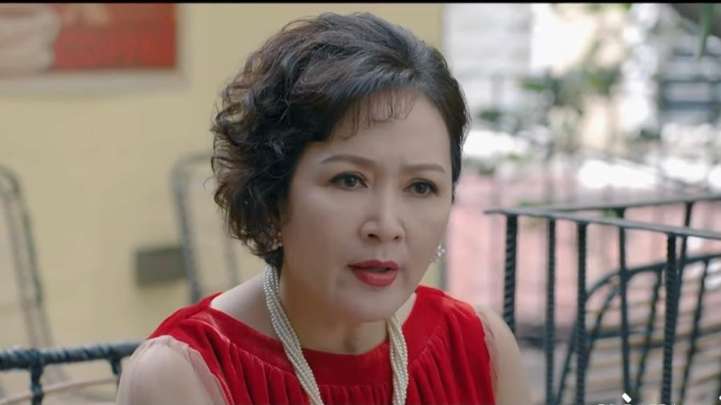 Bà Trang (NSND Minh Hòa) cho rằng Lan (Kim Oanh) không đủ khả năng nuôi con. Ảnh: CMH. Bà Trang (NSND Minh Hòa) cho rằng Lan (Kim Oanh) không đủ khả năng nuôi con. Ảnh: CMH.