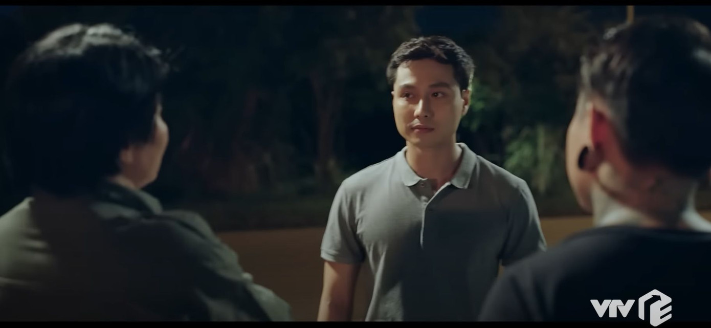 Đại úy Vũ bất ngờ bị Thạo ''sói'' và Cường ''trổ'' chặn đường, đe dọa Đại úy Vũ bất ngờ bị Thạo ''sói'' và Cường ''trổ'' chặn đường, đe dọa