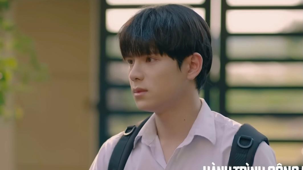 Khang (Thái Vũ) dần bình tĩnh khi đối mặt với bố - Hoàng (Việt Anh). Ảnh: CMH. Khang (Thái Vũ) dần bình tĩnh khi đối mặt với bố - Hoàng (Việt Anh). Ảnh: CMH.