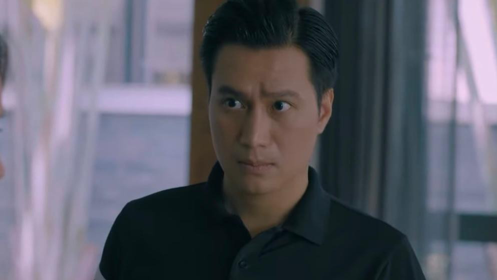 Hoàng (Việt Anh) chột dạ khi vợ nhắc đến nhân tình. Ảnh: CMH.