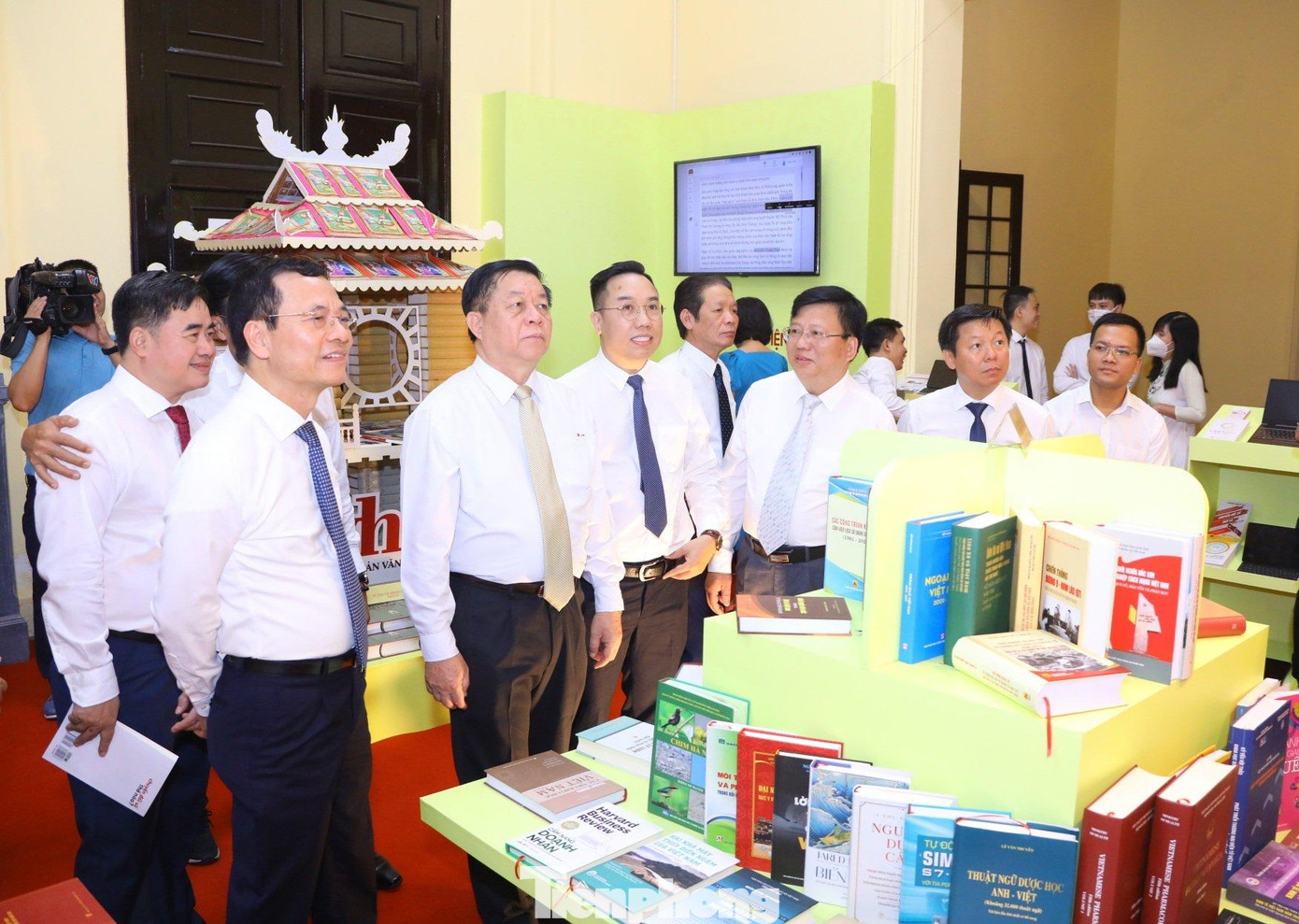 Các đại biểu tham quan Triển lãm sách kỷ niệm 70 năm Ngày truyền thống ngành Xuất bản, In và Phát hành sách Việt Nam (10/10/1952 - 10/10/2022). Ảnh: GIA LINH.