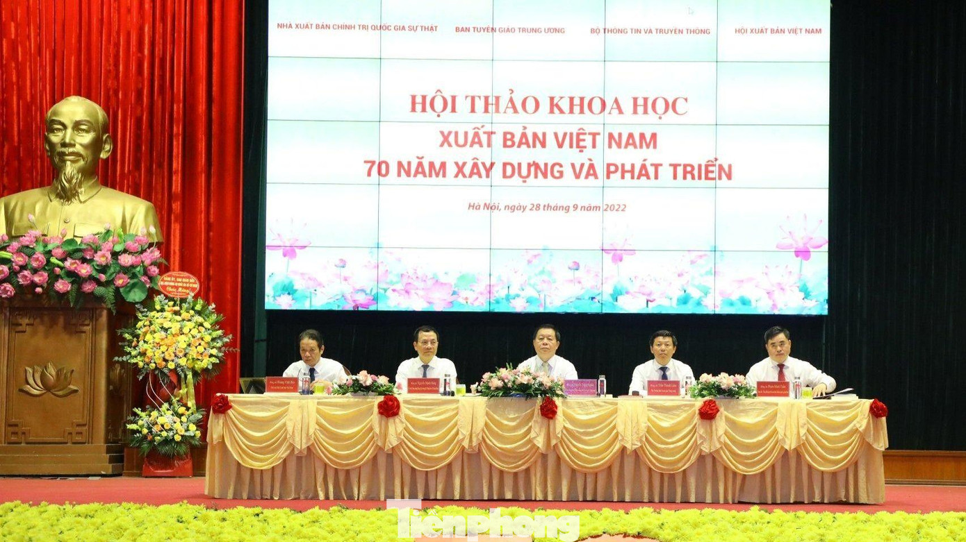 Ban chủ trì Hội thảo Xuất bản Việt Nam - 70 năm xây dựng và phát triển. Ảnh: GIA LINH.