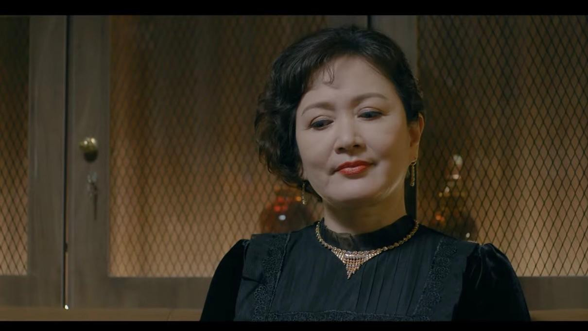 Món quà "đặc biệt" của Quân (Quốc Huy) và Cảnh khiến bà Trang (NSND MInh Hòa) biến sắc. Ảnh: CMH. Món quà "đặc biệt" của Quân (Quốc Huy) và Cảnh khiến bà Trang (NSND MInh Hòa) biến sắc. Ảnh: CMH.