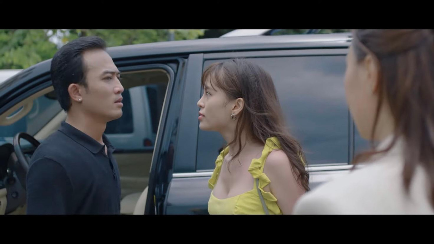 Vợ chồng Cường (Doãn Quốc Đam) xích mích tại bãi đỗ xe. Ảnh: CMH. Vợ chồng Cường (Doãn Quốc Đam) xích mích tại bãi đỗ xe. Ảnh: CMH.