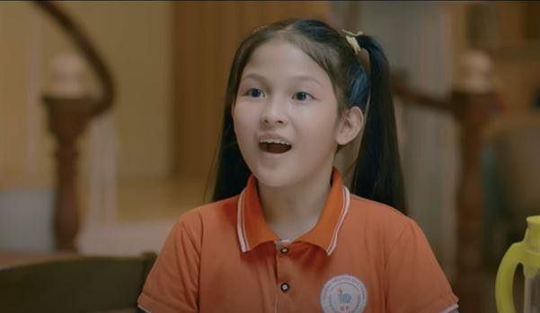 Thư háo hức rủ mẹ (Hồng Diễm) chụp ảnh cùng cô bé và Hoàng (Việt Anh). Ảnh: CMH. Thư háo hức rủ mẹ (Hồng Diễm) chụp ảnh cùng cô bé và Hoàng (Việt Anh). Ảnh: CMH.