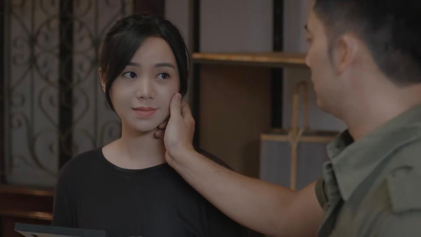 Không giấu được tình cảm, Khải (Bảo Anh) đã vuốt tóc, vuốt má Sơn Ca (Quỳnh Kool). Ảnh: CMH. Không giấu được tình cảm, Khải (Bảo Anh) đã vuốt tóc, vuốt má Sơn Ca (Quỳnh Kool). Ảnh: CMH.