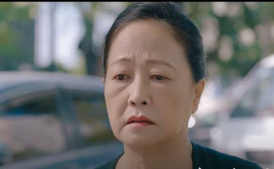 Bà Giang (NSND Như Quỳnh) lo sợ sự thân thiết của Quân (Quốc Huy) và Phương (Hồng Diễm) khiến Hoàng (Việt Anh) gặp nhiều bất lợi. Ảnh: CMH.