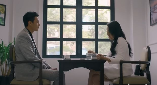 Diệu (Huỳnh Hồng Loan) khẳng định Phương (Hồng Diễm) là lý do khiến cô và Quân (Quốc Huy) chia tay. Ảnh: CMH. Diệu (Huỳnh Hồng Loan) khẳng định Phương (Hồng Diễm) là lý do khiến cô và Quân (Quốc Huy) chia tay. Ảnh: CMH.