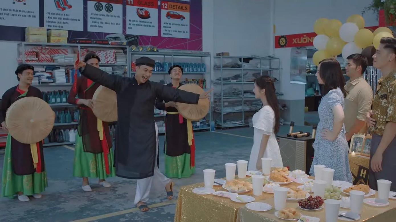 Trung (Duy Hưng) hát quan họ mừng sinh nhật Vân (Ngọc Huyền). Ảnh: CMH. Trung (Duy Hưng) hát quan họ mừng sinh nhật Vân (Ngọc Huyền). Ảnh: CMH.