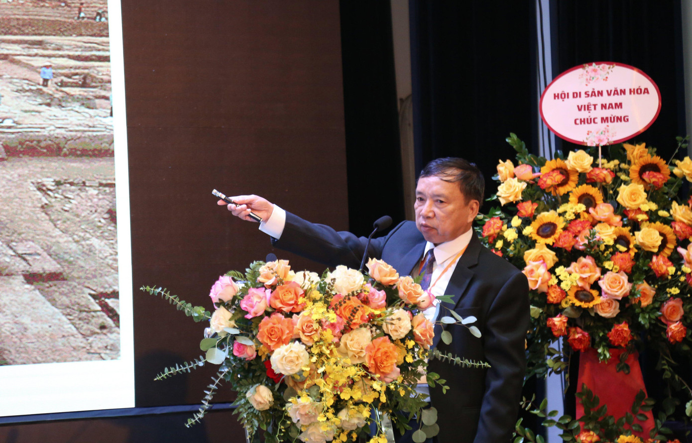 PGS.TS Tống Trung Tín, Chủ tịch Hội Khảo cổ học Việt Nam-người chủ trì nhiều cuộc khai quật lớn ở Trung tâm Hoàng thành Thăng Long.