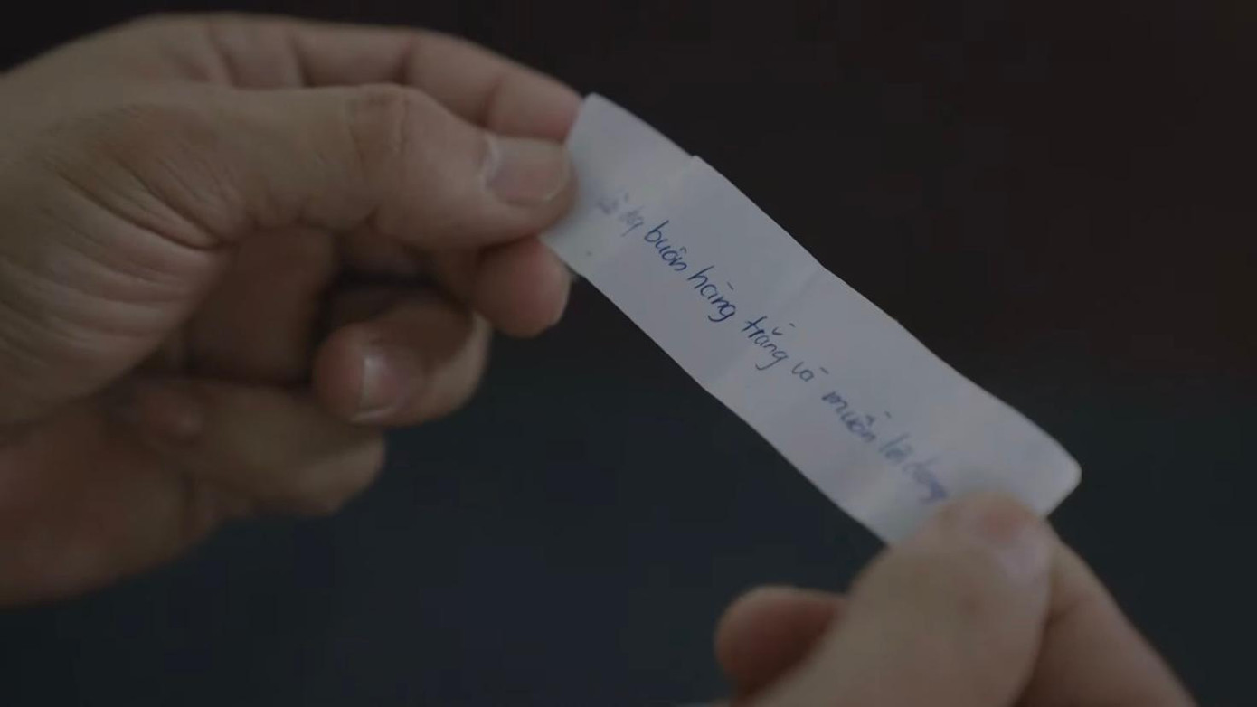 Lời nhắn Khải (Bảo Anh) nhận được kèm gói kẹo. Ảnh: CMH. Lời nhắn Khải (Bảo Anh) nhận được kèm gói kẹo. Ảnh: CMH.