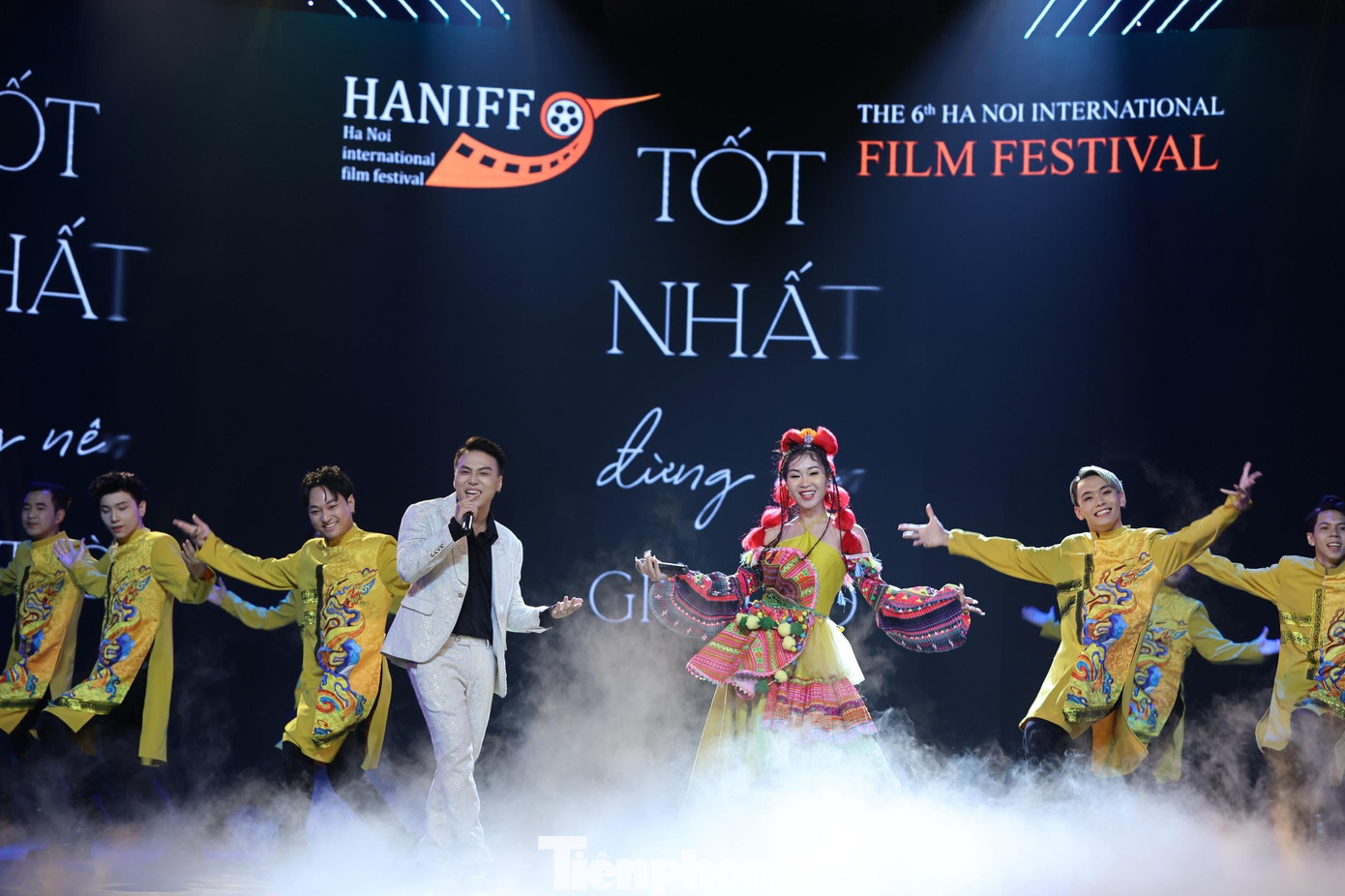 Bài hát Xẩm Hà Nội (Hà Myo trình bày) tái hiện không khí Hà Nội nhộn nhịp với nhiều tập tục đặc trưng như hàng quán vỉa hè, những gánh hoa rong... Ca khúc kết hợp xẩm và EDM, rap, vừa giới thiệu nét văn hóa truyền thống, vừa mang âm hưởng hiện đại. Ảnh: Như Ý.