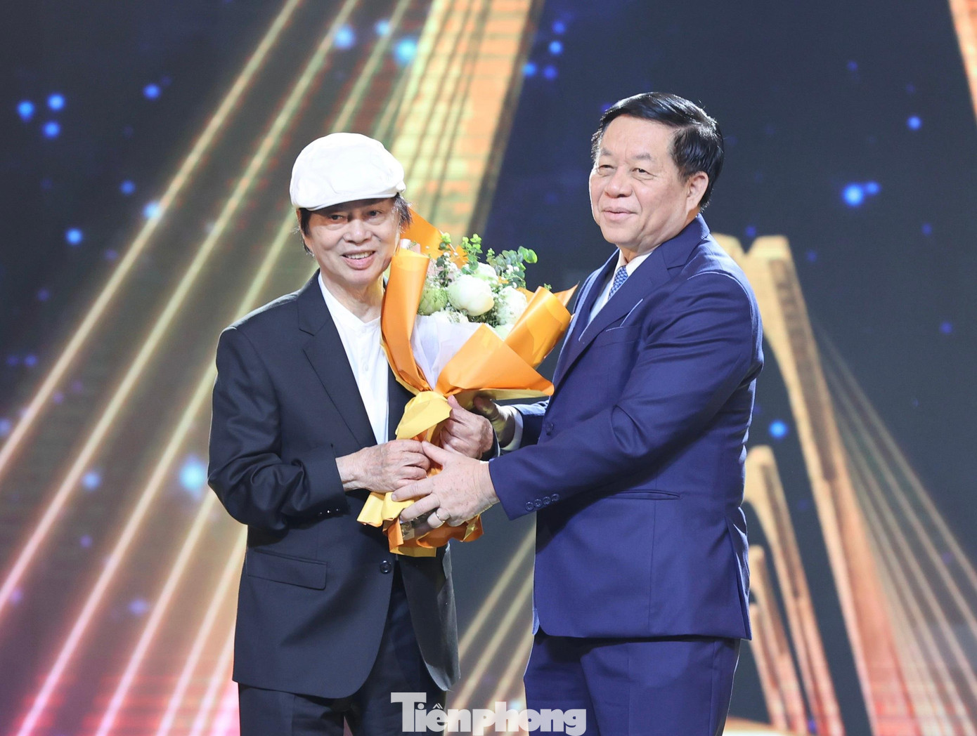 Năm nay, bộ phim Hoa nhài tác phẩm mới nhất về người Hà Nội của đạo diễn, NSND Đặng Nhật Minh đại diện cho Việt Nam tham gia tranh giải ở hạng mục phim dài. Tại Lễ khai mạc, Trưởng Ban Tuyên giáo Trung ương Nguyễn Trọng Nghĩa tặng hoa chúc mừng đạo diễn, NSND Đặng Nhật Minh. Ảnh: Như Ý.