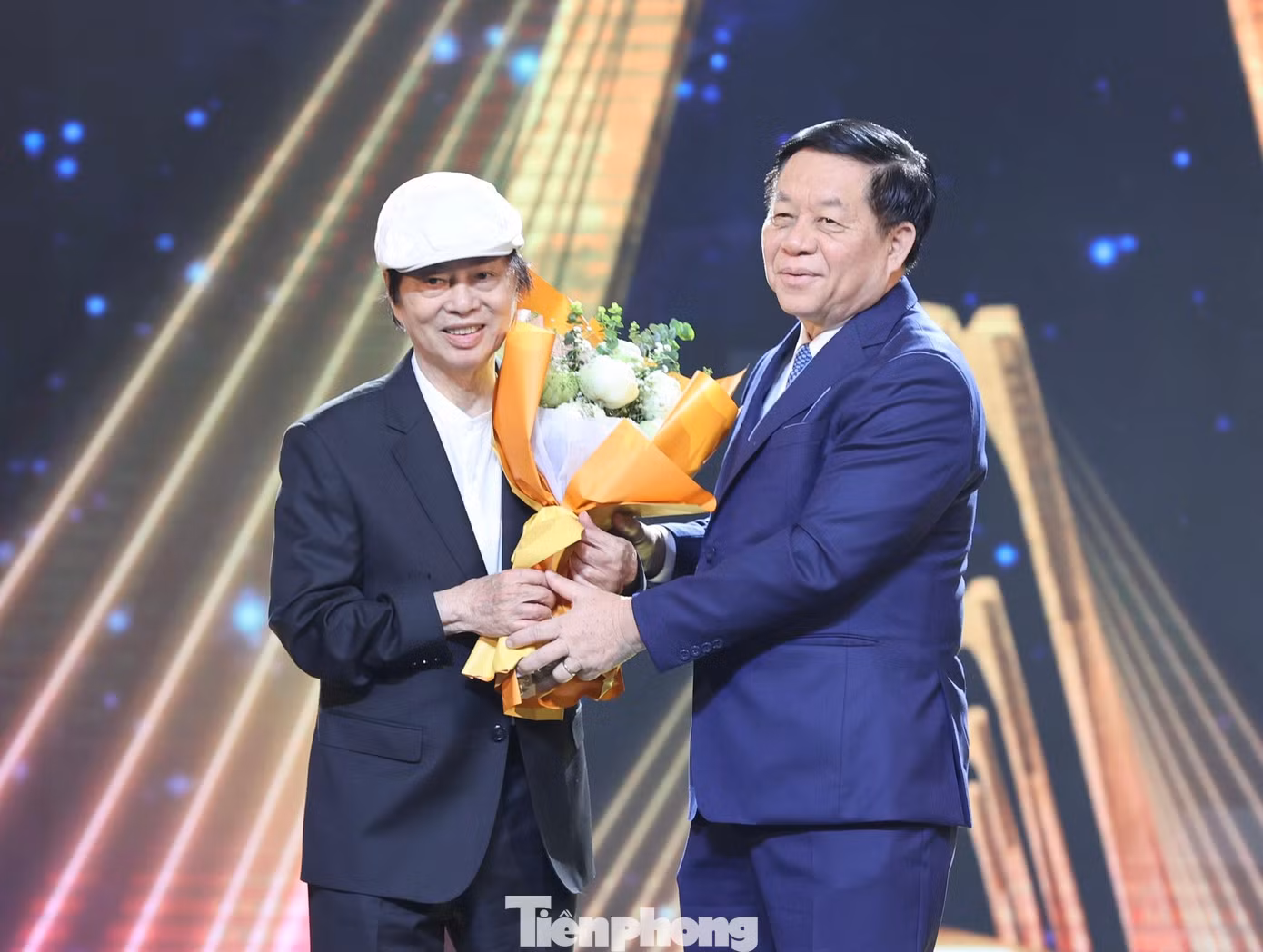 Năm nay, bộ phim Hoa nhài tác phẩm mới nhất về người Hà Nội của đạo diễn, NSND Đặng Nhật Minh đại diện cho Việt Nam tham gia tranh giải ở hạng mục phim dài. Tại Lễ khai mạc, Trưởng Ban Tuyên giáo Trung ương Nguyễn Trọng Nghĩa tặng hoa chúc mừng đạo diễn, NSND Đặng Nhật Minh. Ảnh: Như Ý.