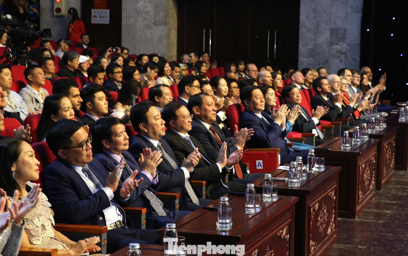 Dự lễ khai mạc có Bí thư Trung ương Đảng, Trưởng Ban Tuyên giáo Trung ương Nguyễn Trọng Nghĩa, Uỷ viên Trung ương Đảng, Bộ trưởng Bộ VHTTDL Nguyễn Văn Hùng, Thứ trưởng Bộ VHTTDL, Trưởng Ban Chỉ đạo HANIFF VI Tạ Quang Đông, Phó Chủ tịch UBND TP. Hà Nội, Đồng Trưởng Ban Chỉ đạo HANIFF VI Chử Xuân Dũng cùng đông đảo vị lãnh đạo các ban, bộ, ngành, các khách mời trong nước và quốc tế, các nghệ sĩ, nhà làm phim và khán giả yêu điện ảnh tại Hà Nội... Ảnh: Như Ý.