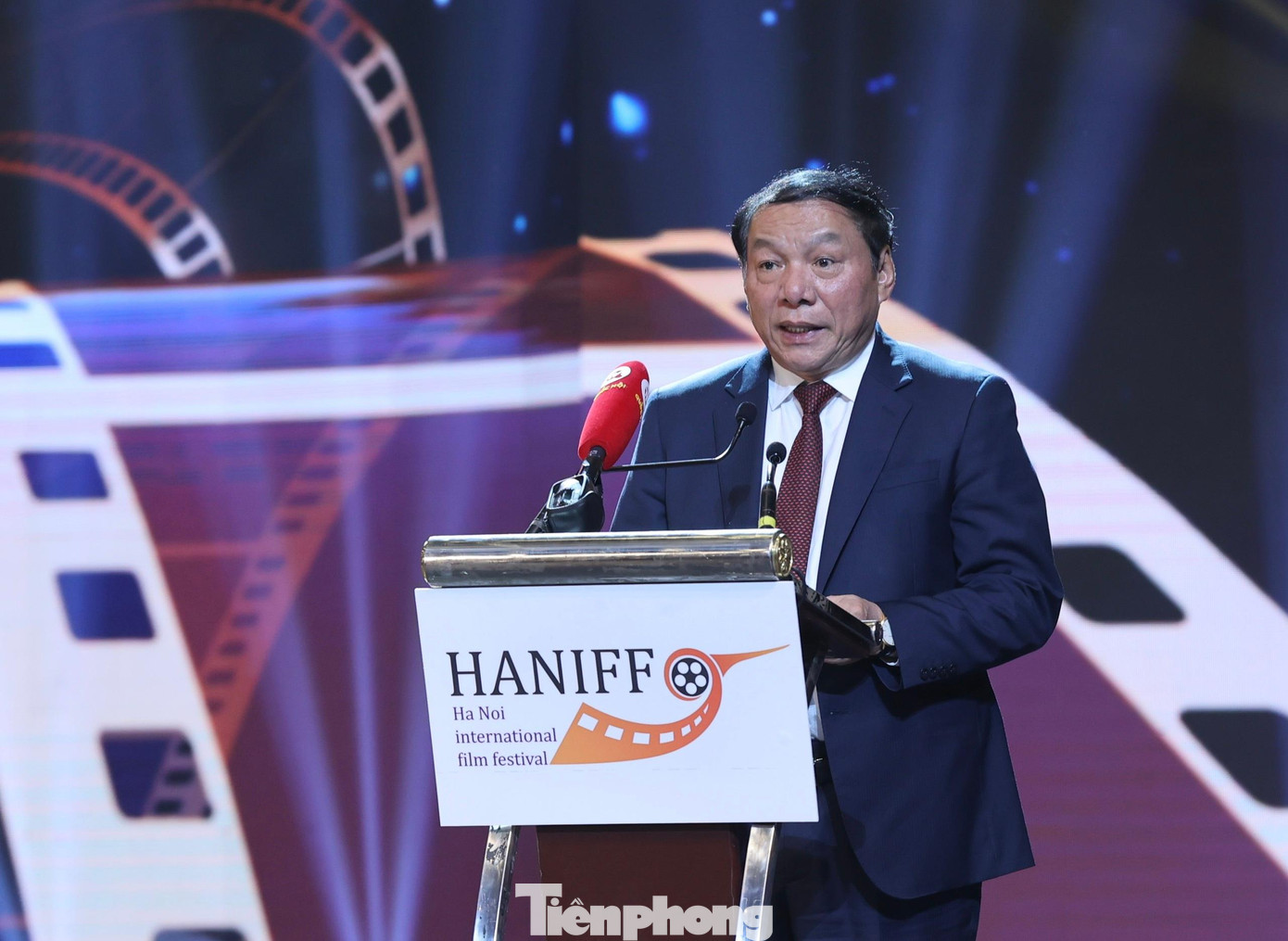 Phát biểu khai mạc, Bộ trưởng Bộ VHTTDL Nguyễn Văn Hùng khẳng định Liên hoan phim quốc tế Hà Nội lần thứ 6 là cơ hội để các nghệ sĩ điện ảnh Việt Nam và thế giới mở rộng giao lưu, hợp tác, trao đổi nghề nghiệp, học tập kinh nghiệm, góp phần phát triển nền điện ảnh Việt Nam, khu vực và quốc tế. Đây cũng là sự kiện tôn vinh tài năng của nghệ thuật điện ảnh, đồng thời quảng bá hình ảnh về một Việt Nam đậm đà bản sắc văn hóa, an toàn, thân thiện, hiền hòa, mến khách, hội nhập và phát triển. Ảnh: Như Ý.
