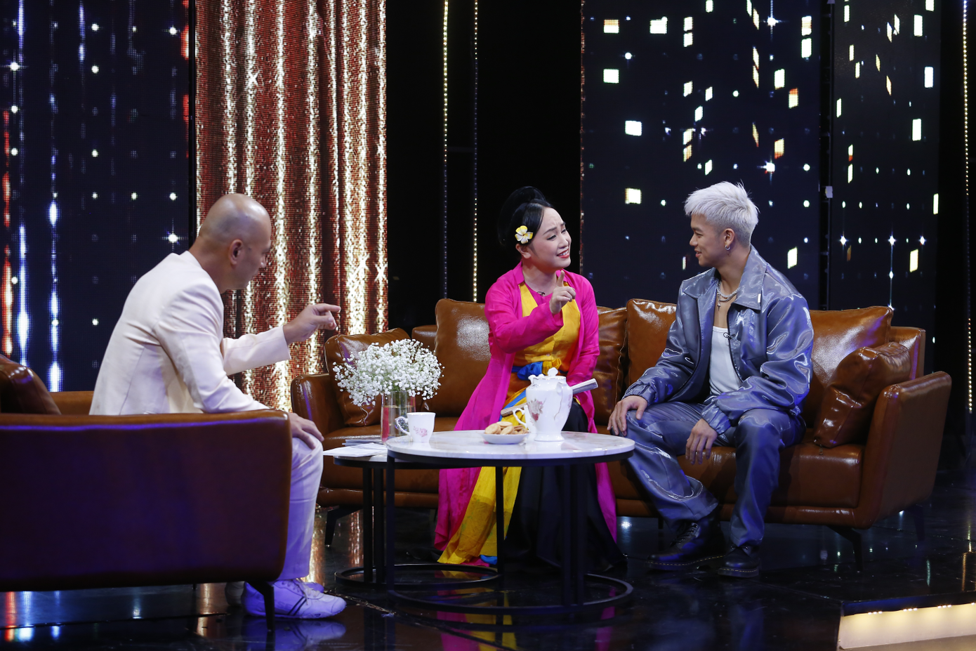 Khách mời và MC cùng học hát chèo. Khách mời và MC cùng học hát chèo.