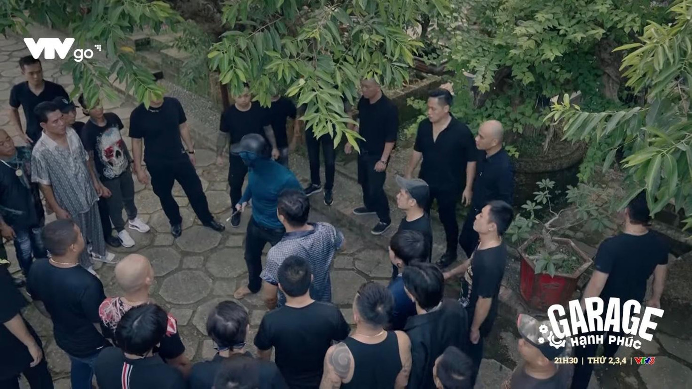 Phó lãnh đạo Trung (Duy Hưng) bị Phi và đàn em bao vây