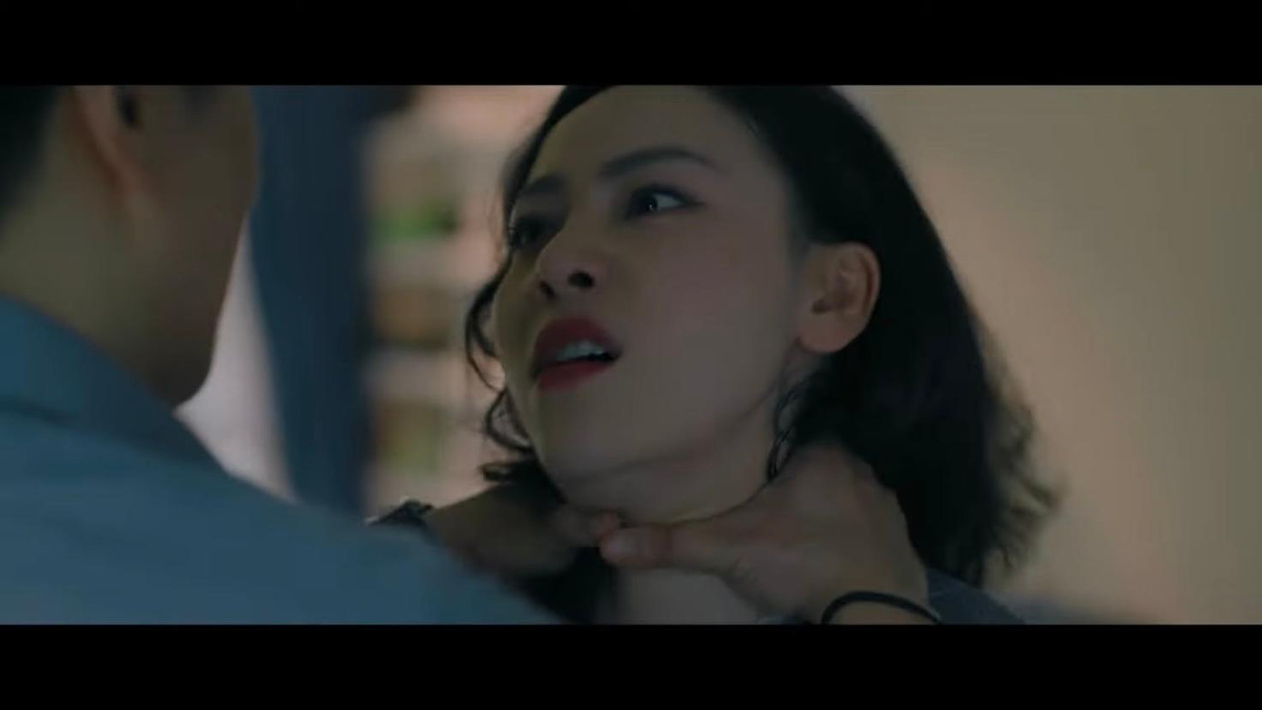 Hoàng (Việt Anh) không giữ được bình tĩnh đã bóp cổ Hà (Huyền Trang). Ảnh: CMH.