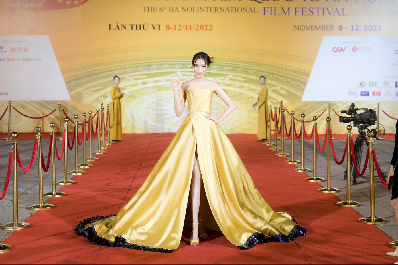 Trước đó, phần thảm đỏ đón chào nhiều nghệ sĩ, ngôi sao tên tuổi. Hoa hậu Việt Nam 2020 Đỗ Thị Hà xuất hiện lộng lẫy trên thảm đỏ với chiếc váy cầu kỳ.