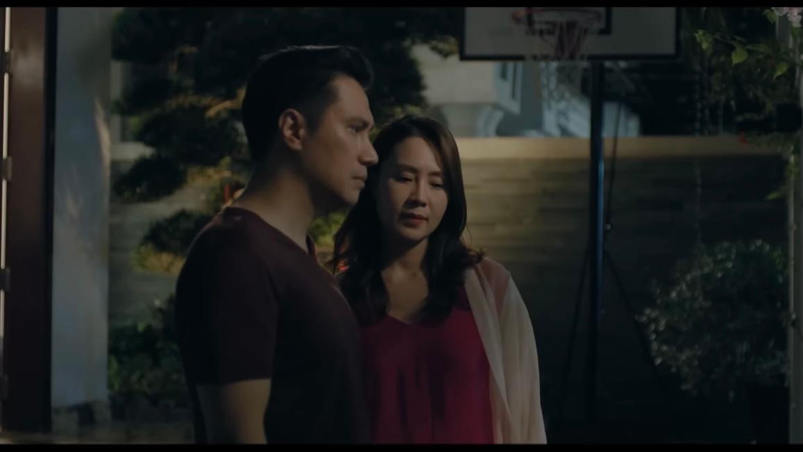 Phương (Hồng Diễm) an ủi Hoàng (Việt Anh) khi thấy anh luôn lo lắng sau chuyến công tác. Ảnh: CMH. Phương (Hồng Diễm) an ủi Hoàng (Việt Anh) khi thấy anh luôn lo lắng sau chuyến công tác. Ảnh: CMH.