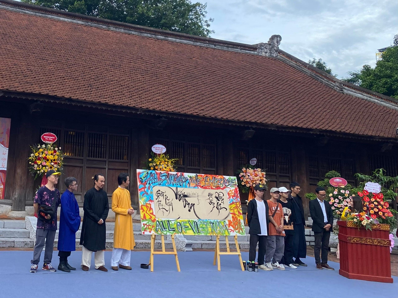 Các nghệ sĩ thư pháp và graffiti cùng nhau sáng tạo tác phẩm kết hợp hai loại hình nghệ thuật Các nghệ sĩ thư pháp và graffiti cùng nhau sáng tạo tác phẩm kết hợp hai loại hình nghệ thuật