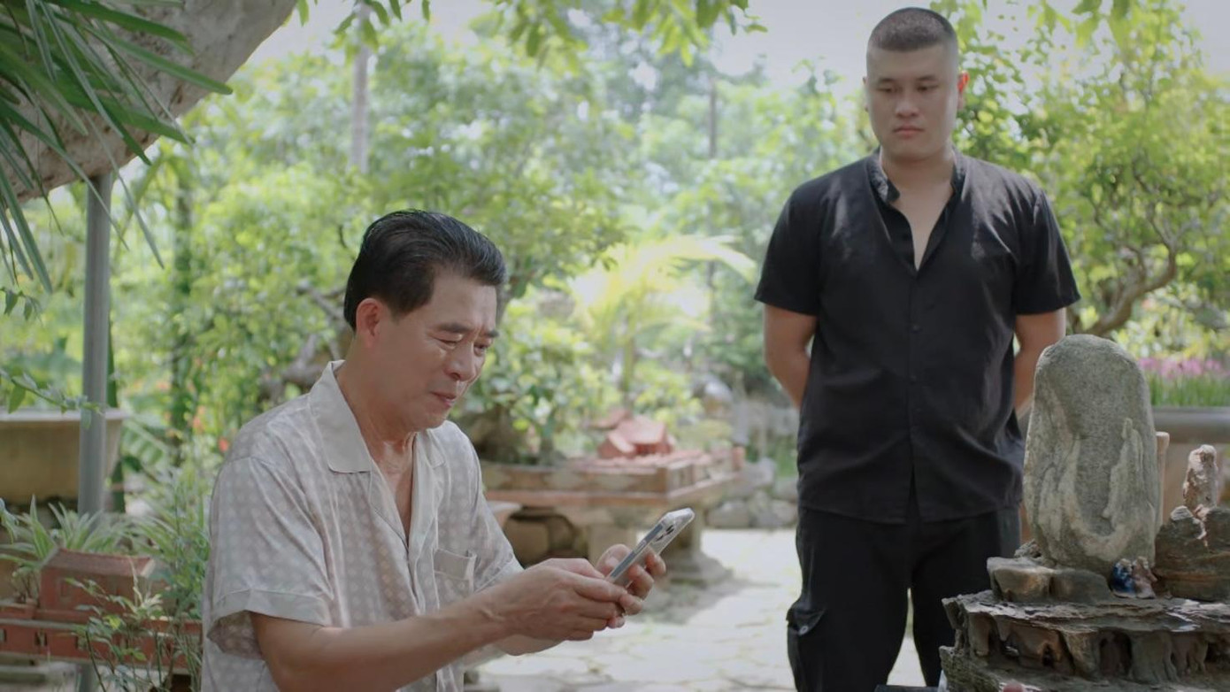 Lão Phi trở nên thân thiết với Vân (Ngọc Huyền) hơn sau vở kịch người tốt. Ảnh: CMH.