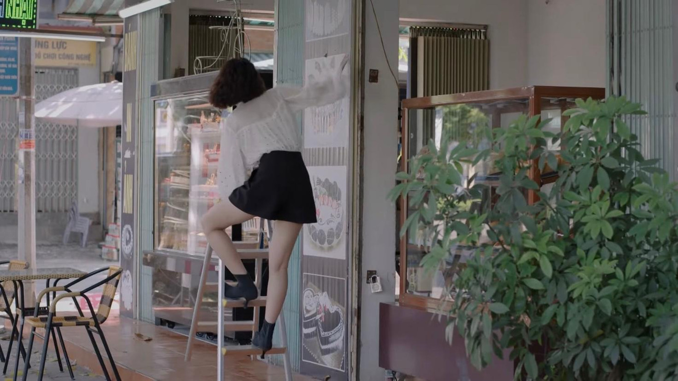 Trung “trâu” (Duy Hưng) đã cứu cô gái ở tiệm bánh trượt chân ngã từ thang xếp xuống. Ảnh: CMH. Trung “trâu” (Duy Hưng) đã cứu cô gái ở tiệm bánh trượt chân ngã từ thang xếp xuống. Ảnh: CMH.