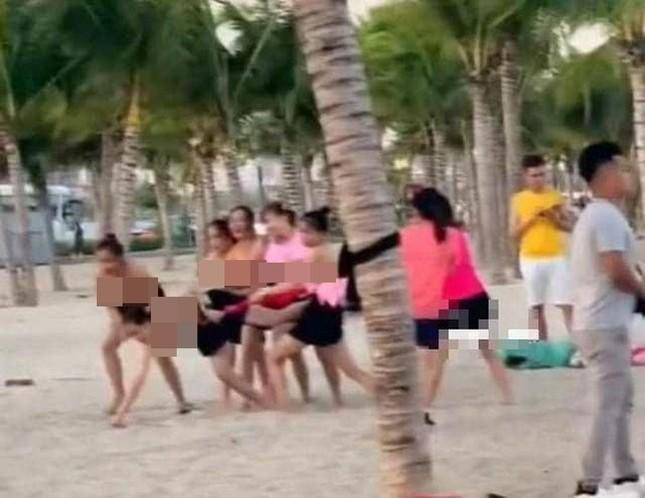 Hình ảnh nữ du khách "thả rông" tham gia team building tại Hạ Long được cắt từ clip trên mạng xã hội. Ảnh: MXH