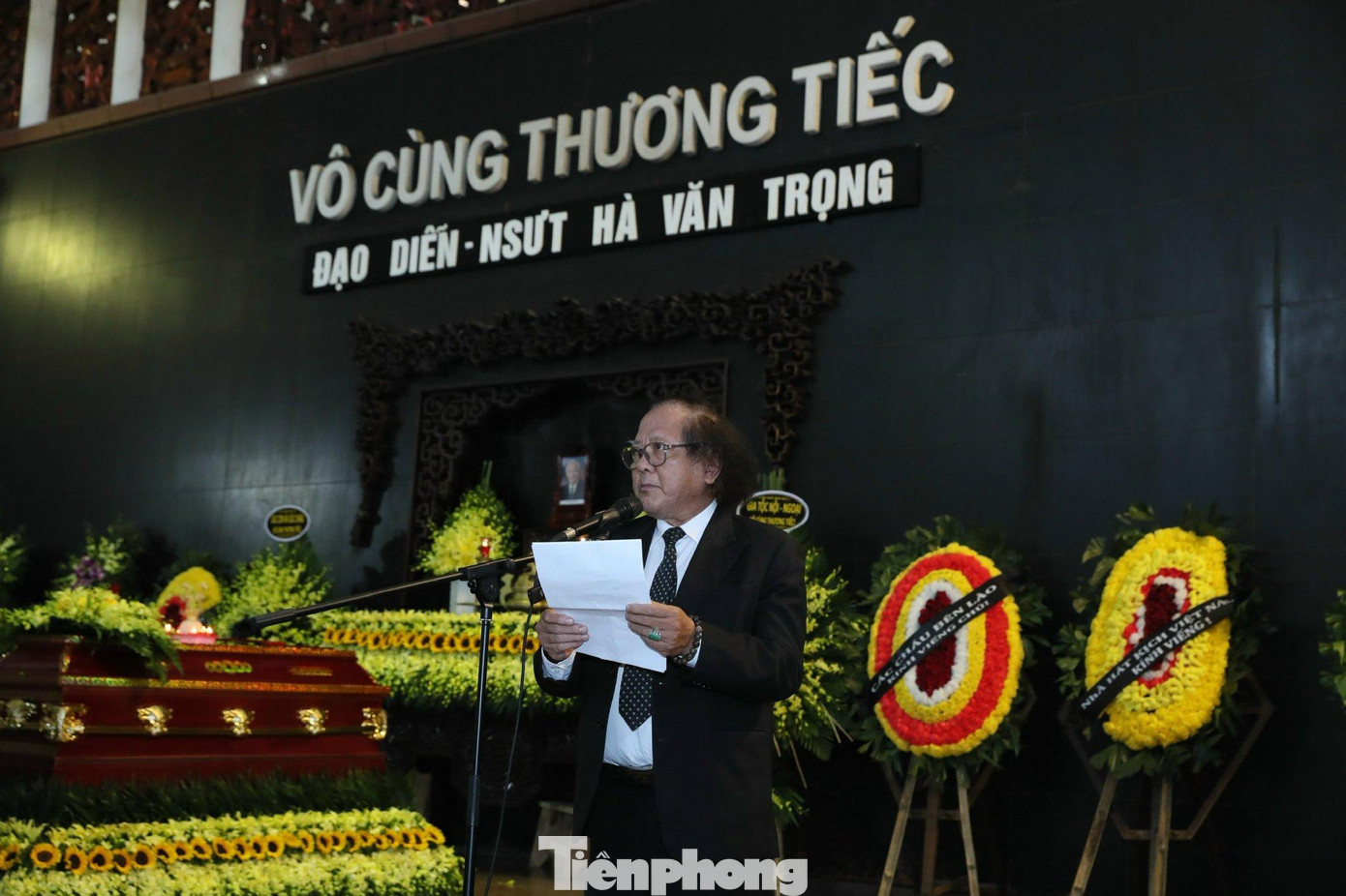 Trong điếu văn, PGS.TS Đỗ Lệnh Hùng Tú - Chủ tịch Hội Điện ảnh Việt Nam - khẳng định NSƯT Hà Văn Trọng đã đóng góp xứng đáng công sức không nhỏ trong thành tựu của nghệ thuật sân khấu, điện ảnh và truyền hình nước nhà: “Với thanh sắc vẹn toàn, nghệ sĩ đầy mẫn cảm đã đi qua hai thế kỷ bằng sự sáng tạo đầy cảm xúc với nhiều thể loại nhân vật, làm cho hàng triệu khán giả đồng cảm vui buồn cùng mình. Ông đã tận hiến trái tim và khối óc cho từng vai diễn một cách xuất sắc…”. Ảnh: Như Ý.