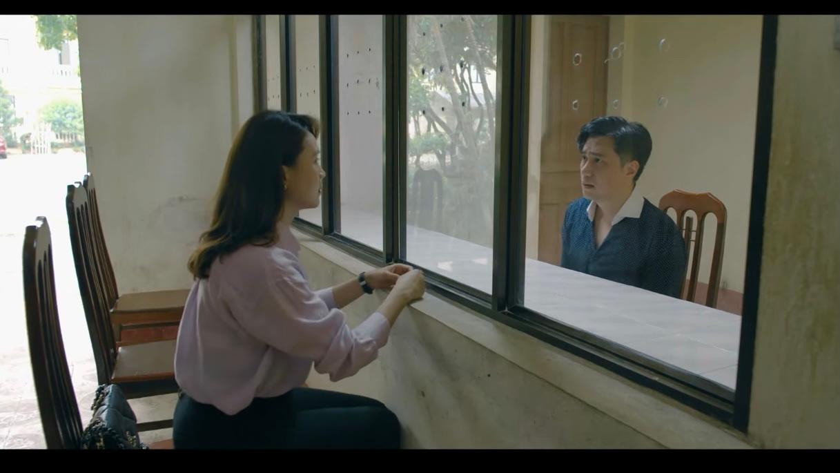 Phương (Hồng Diễm) trấn an chồng. Ảnh: CMH.