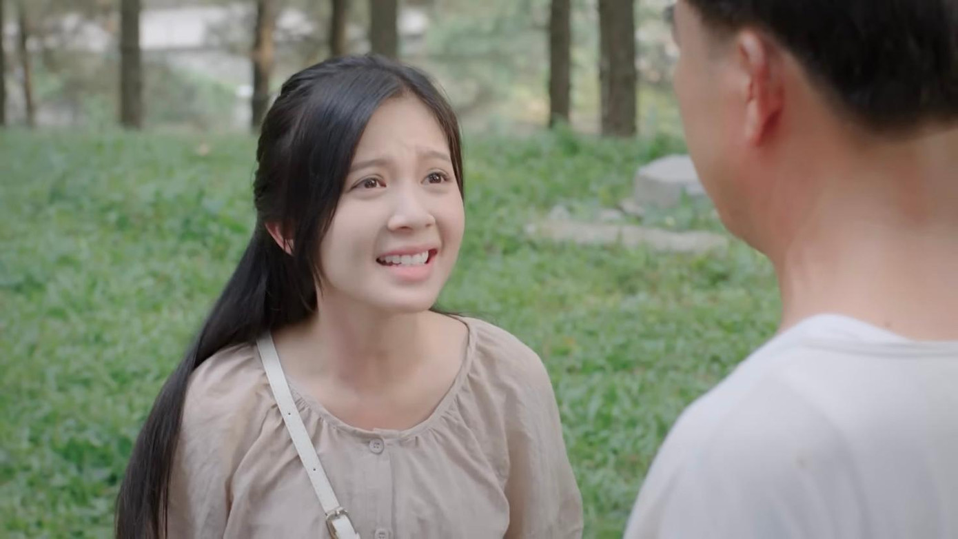 Vân (Ngọc Huyền) vui mừng khoe lão Phi anh trai mình đã tỉnh lại. Ảnh: CMH. Vân (Ngọc Huyền) vui mừng khoe lão Phi anh trai mình đã tỉnh lại. Ảnh: CMH.